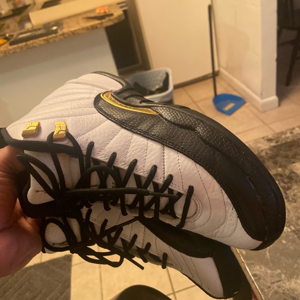 Size 4 taxis Jordan 12s like brand new